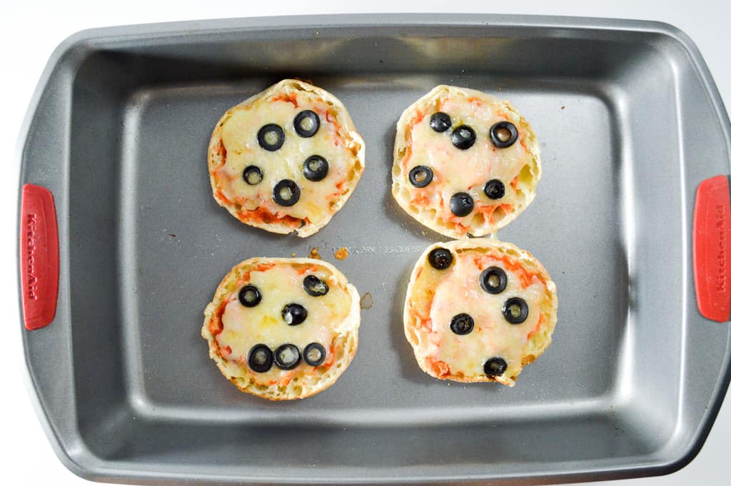 after-school-snack-muffin-mini-pizzas